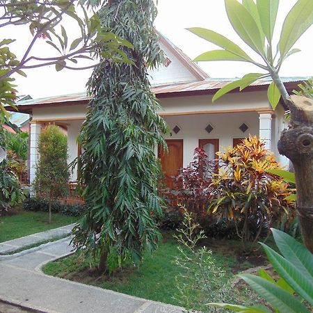 Santigi Homestay Гили Еър Екстериор снимка