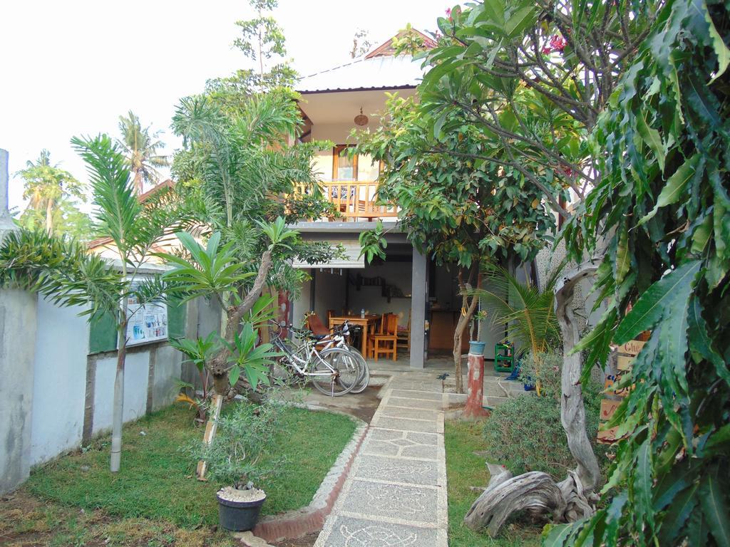 Santigi Homestay Гили Еър Екстериор снимка